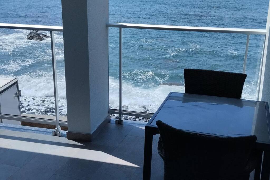 滨海保尔'A Bucha' by The Cliff Coast的阳台配有桌椅