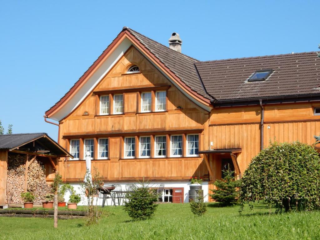 阿彭策尔Ferienhaus Rütiweid的大型木房子,设有 ⁇ 盖屋顶
