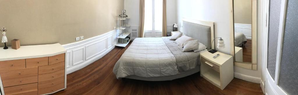 布宜诺斯艾利斯Beautiful Classic Style Apartment in Buenos Aires Downtown的一间卧室配有一张大床和镜子