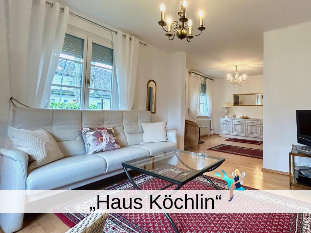 林道Ferienhaus Köchlin的带沙发和玻璃桌的客厅