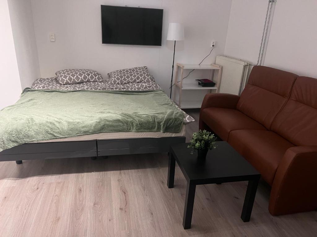 巴伦德雷赫特Assad and Naveera, Steekkant 40的一间卧室配有一张床和一张沙发