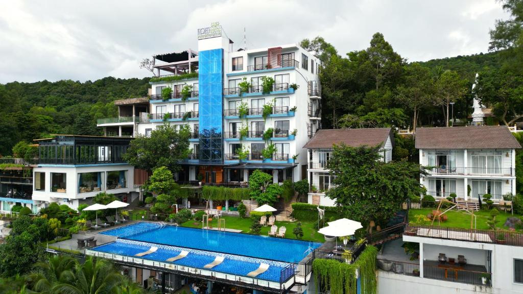 富国Tom Hill Boutique Resort & Spa的享有酒店空中美景,设有游泳池
