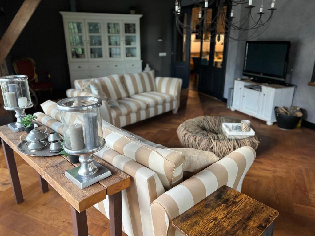 奥斯楚特Casa Fuori的客厅配有沙发和桌子