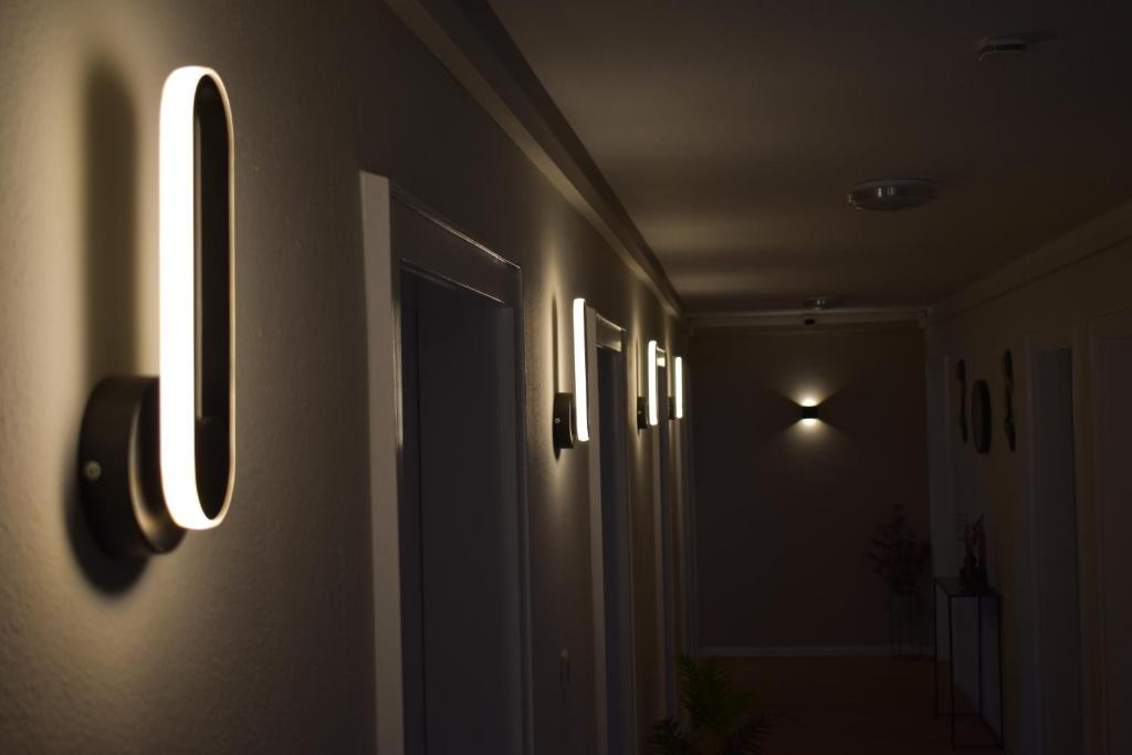 GroßengstingenPension Bären的墙上有灯的走廊