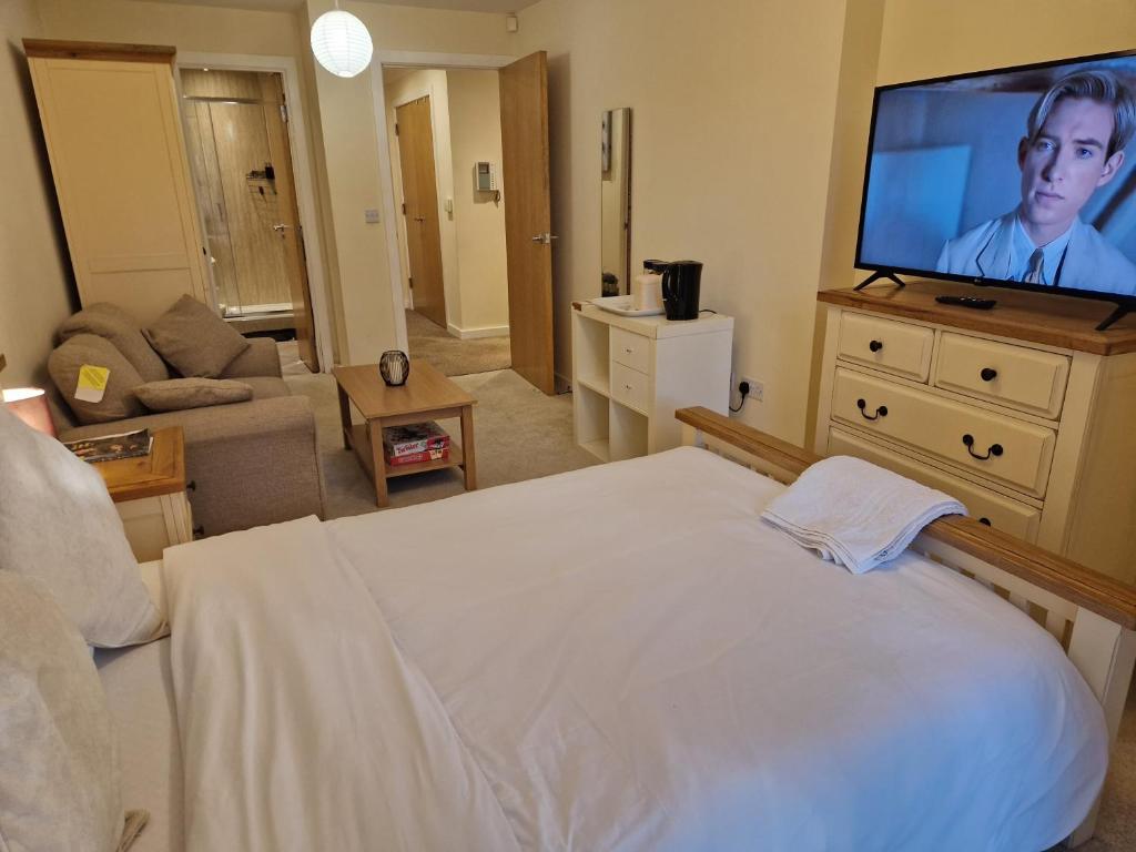 达灵顿West Beck House的一间卧室配有一张床和一台平面电视