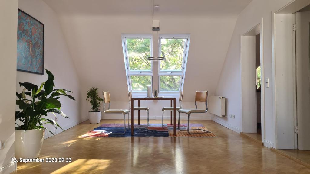 卡尔斯鲁厄Modernes Apartment mit 3 Zimmern的一间带桌椅和窗户的用餐室