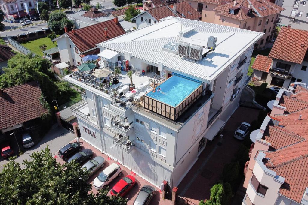 弗尔尼亚奇卡矿泉镇Smeštaj TEA的享有带游泳池的建筑的空中景致