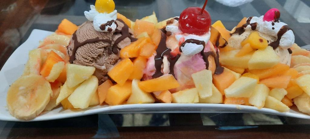 瓦努科las laureles de las americas的包括冰淇淋和水果的食品