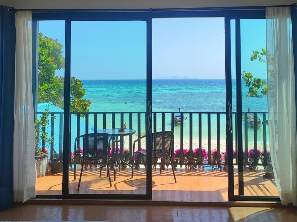 丽贝岛Lipe Sunrise Beach House的客房设有海景阳台。