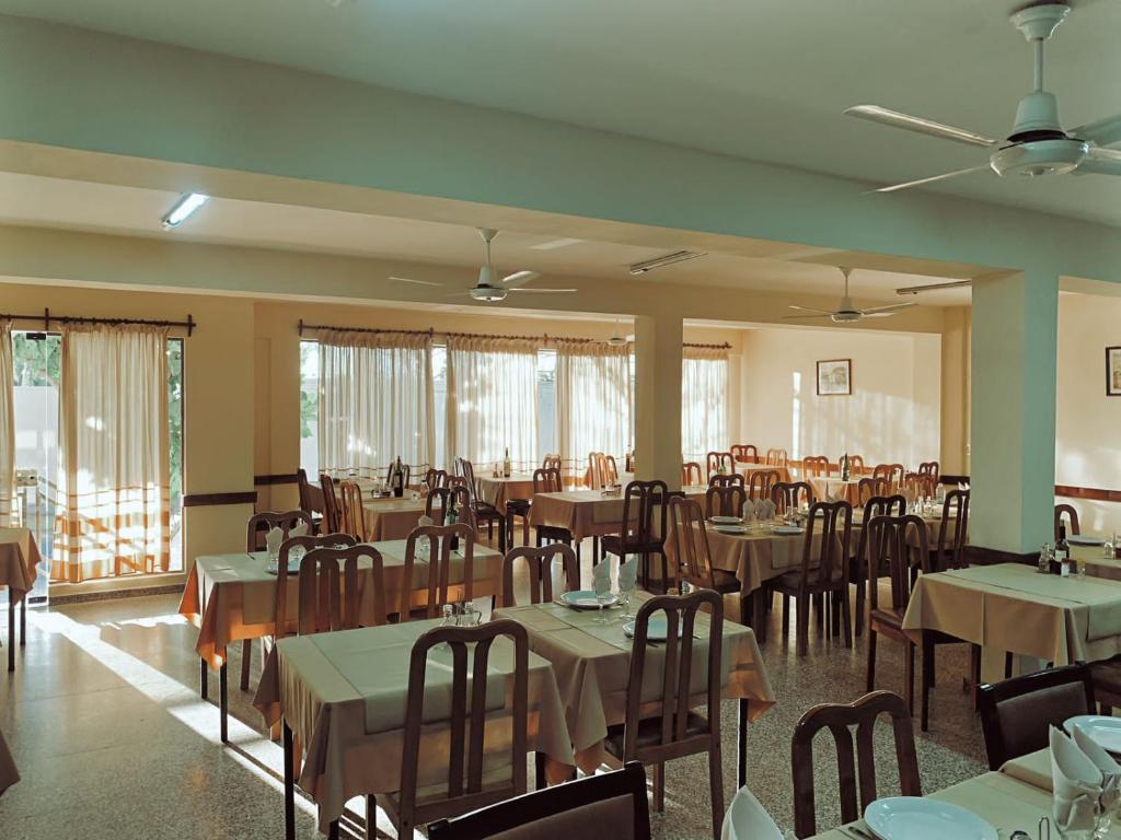 特尔马斯德里奥翁多多拉酒店的用餐室配有桌椅