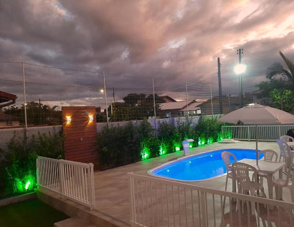 帕罗卡Recanto Munik的后院设有绿灯游泳池