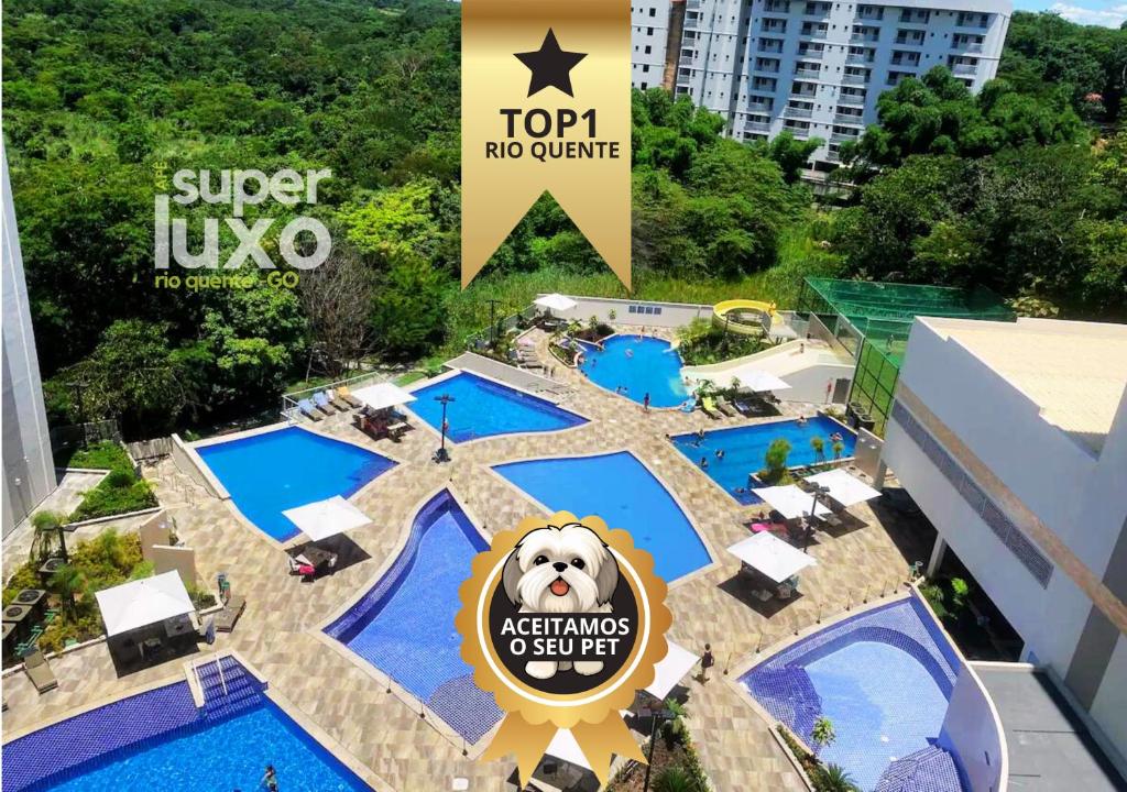 热河市Flat Super Luxo - Rio Quente - Acesso Ao Rio的享有度假村游泳池的景致