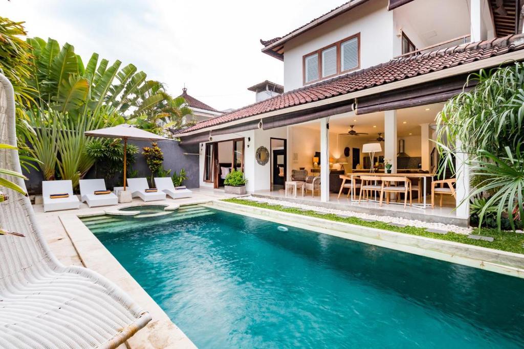 塞米亚克Sari Temuku Villa的一座房子后院的游泳池