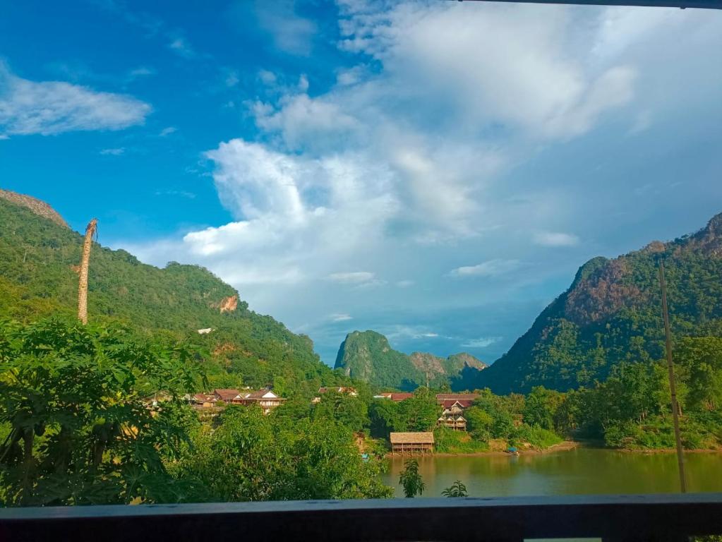 NongkhiawKhamphan Guesthouse的享有山谷、河流和山脉的美景。