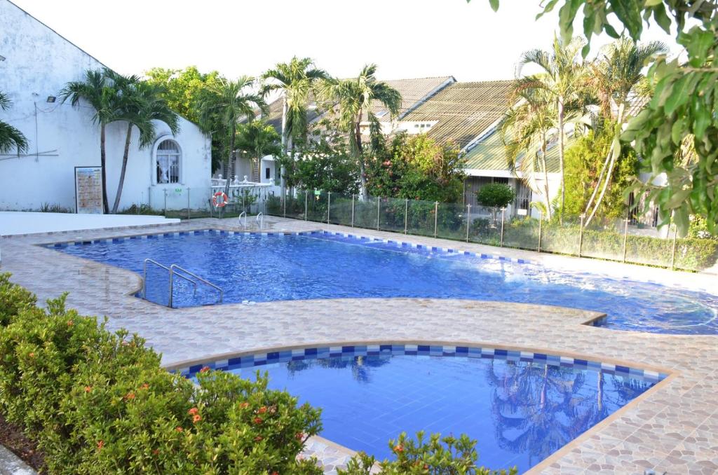 吉拉尔多特Casa Vacacional con Jacuzzi en Girardot Cundinamarca的后院的蓝色海水游泳池
