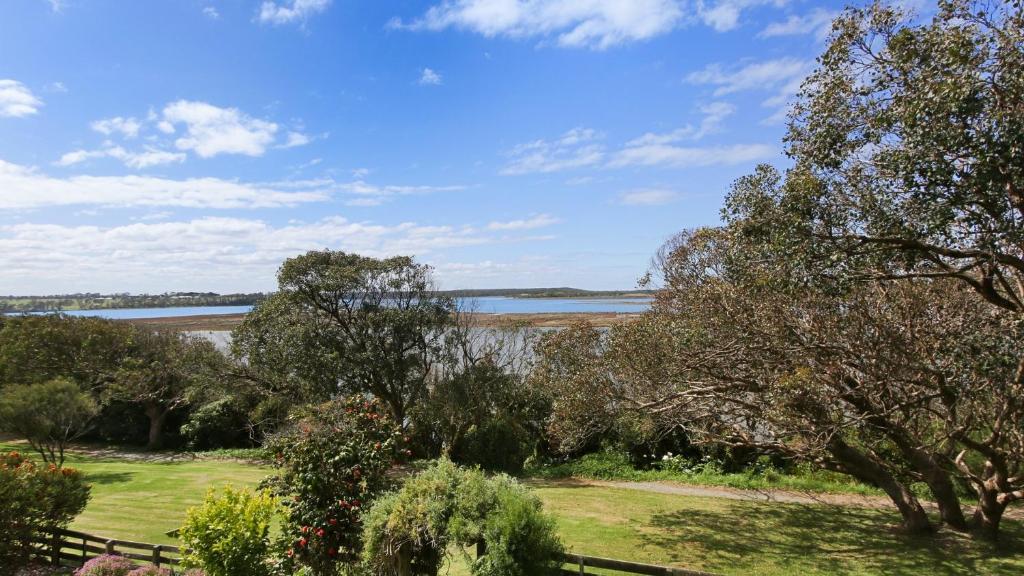 Lake Tyers纳卡拉度假屋 的花园享有河流美景