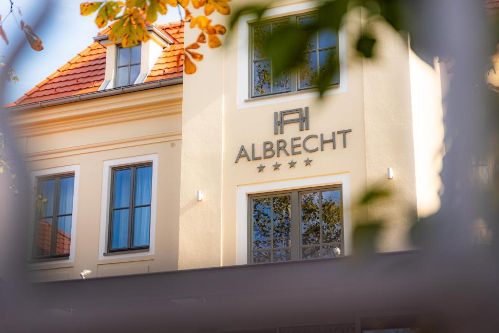 布拉迪斯拉发Hotel ALBRECHT的建筑的侧面有自由标志