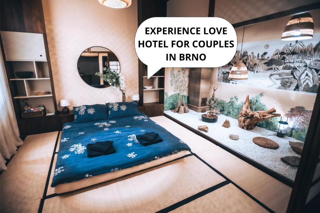 布尔诺OROOM Japan - Role Play For Couples in BRNO的一间带蓝色床的卧室,位于带四柱床的房间