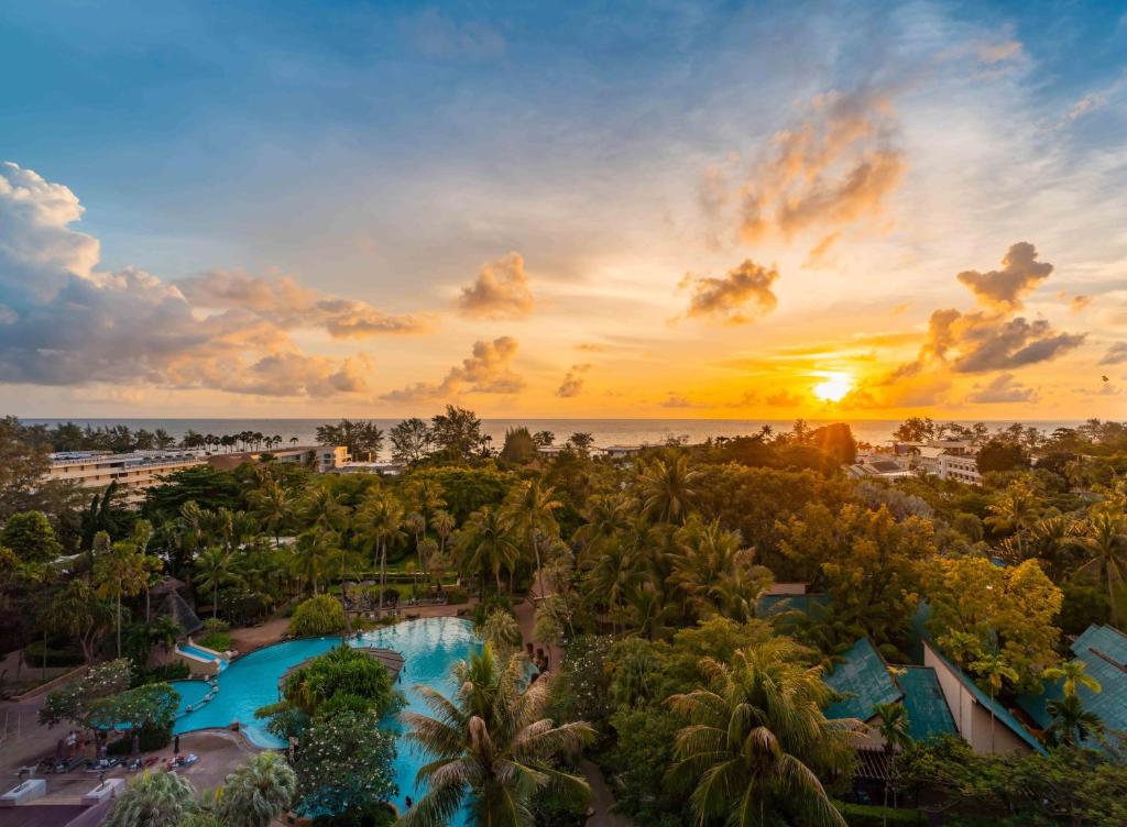 卡伦海滩Paradox Resort Phuket - SHA Plus的享有带游泳池和海洋的度假村的空中景致