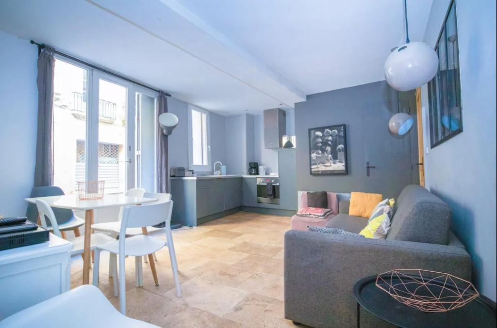 蒙彼利埃卡巴内尔公寓 的客厅配有沙发和桌子