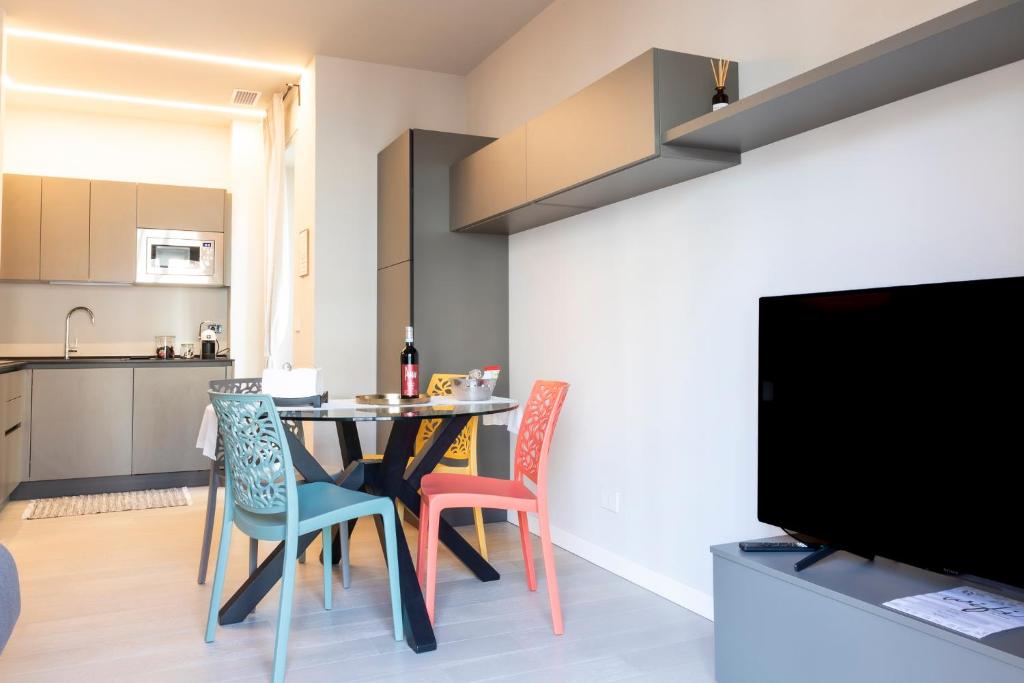 阿斯蒂Arò Design Suite的厨房以及带桌椅的用餐室。