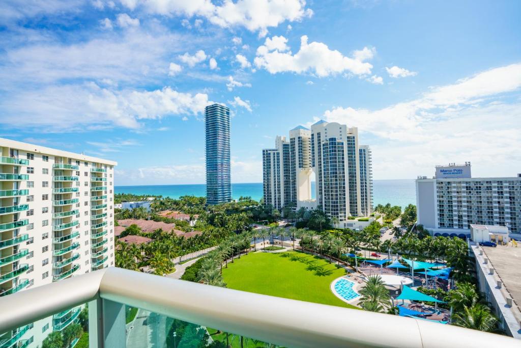 迈阿密海滩OCEAN RESERVE - 15th Floor - Gorgeous Ocean View的阳台享有大海和建筑的景致。