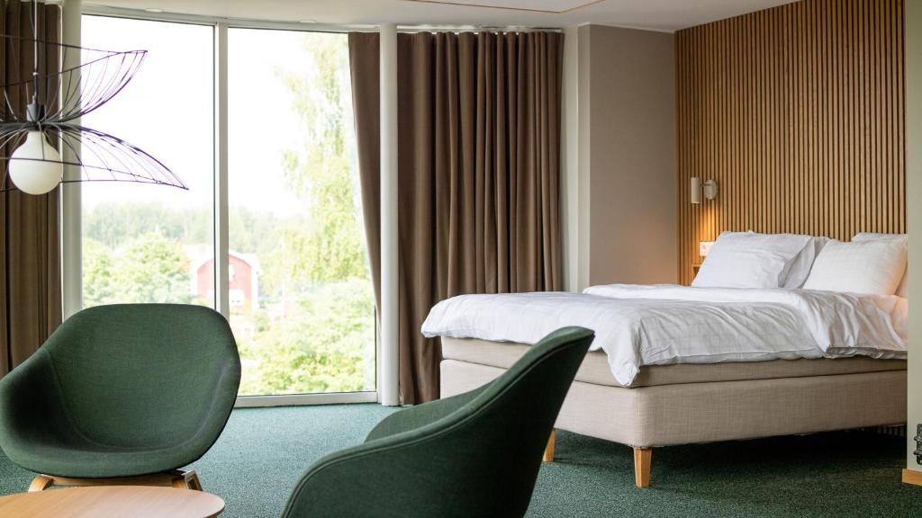 谢莱夫特奥迈德雷富商务酒店的酒店的客房 - 带一张床、椅子和窗户
