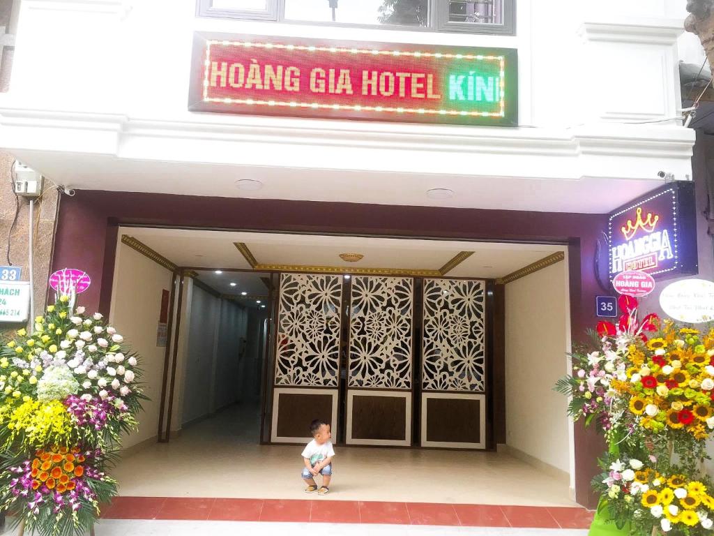 河内HOÀNG GIA HOTEL 2 - 202/16 Đường Cổ Linh - by Bay Luxury的站在酒店前的小孩子