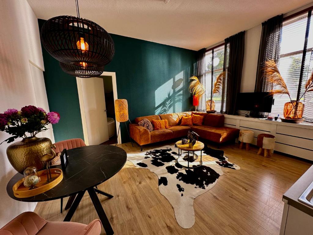 亨厄洛Residentie de Eikhof的客厅配有沙发和桌子