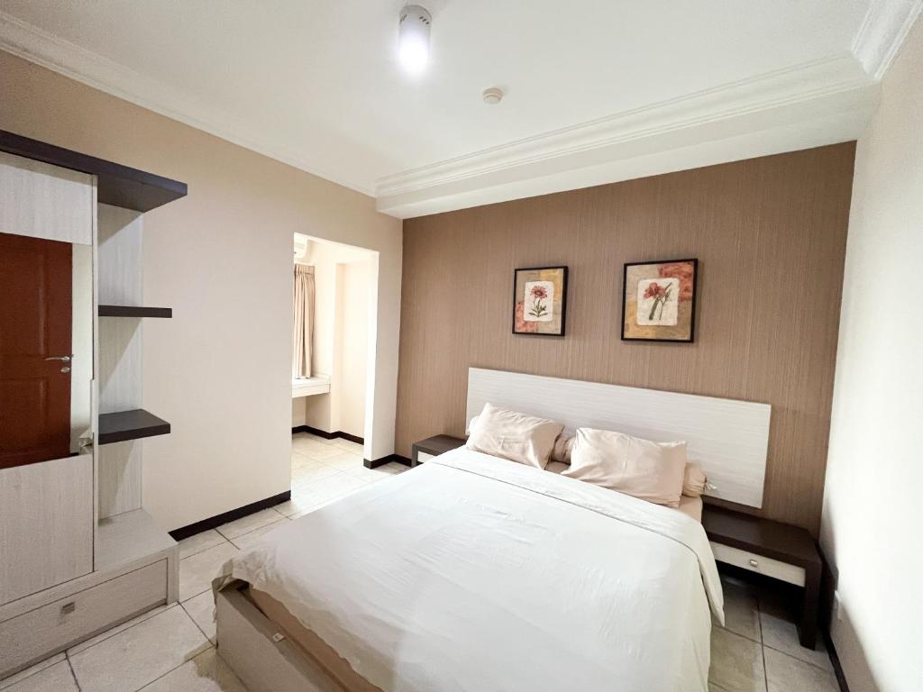 万隆Galeri Ciumbuleuit Apartment 1 2BR 1BA - code 26A的卧室配有一张带两个枕头的大白色床