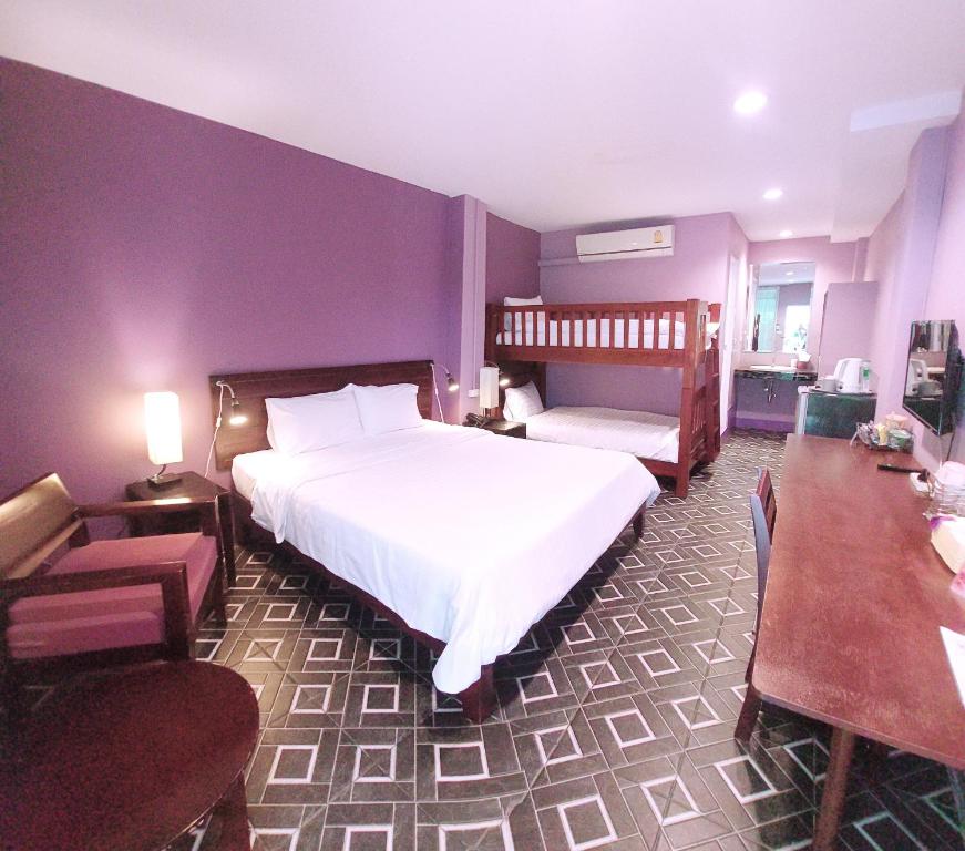 莱卡邦丁香休闲公寓酒店的一间卧室配有一张床、一把椅子和一张桌子