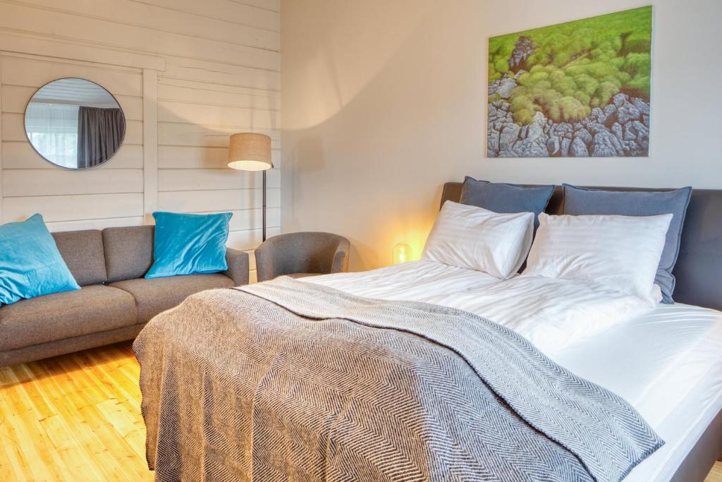 布雷达尔雅克Hotel Breiddalsvik的一间卧室配有一张大床和一张沙发