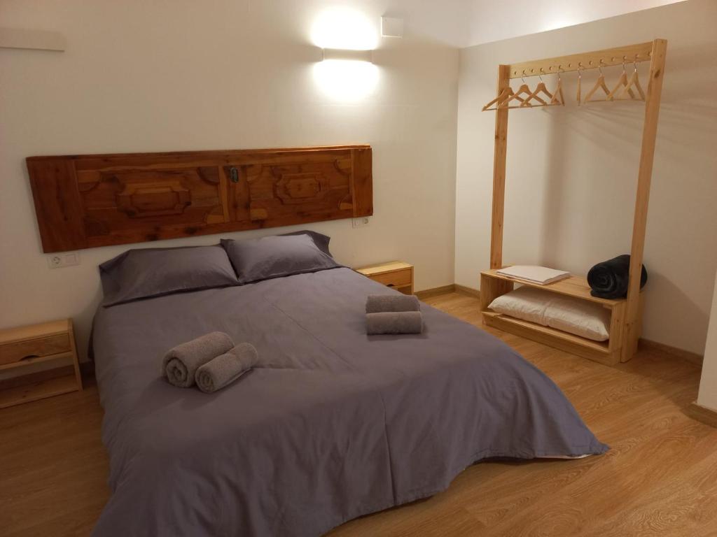 PreixanaCal Vallverdú 2D的一间卧室配有一张床,上面有两条毛巾