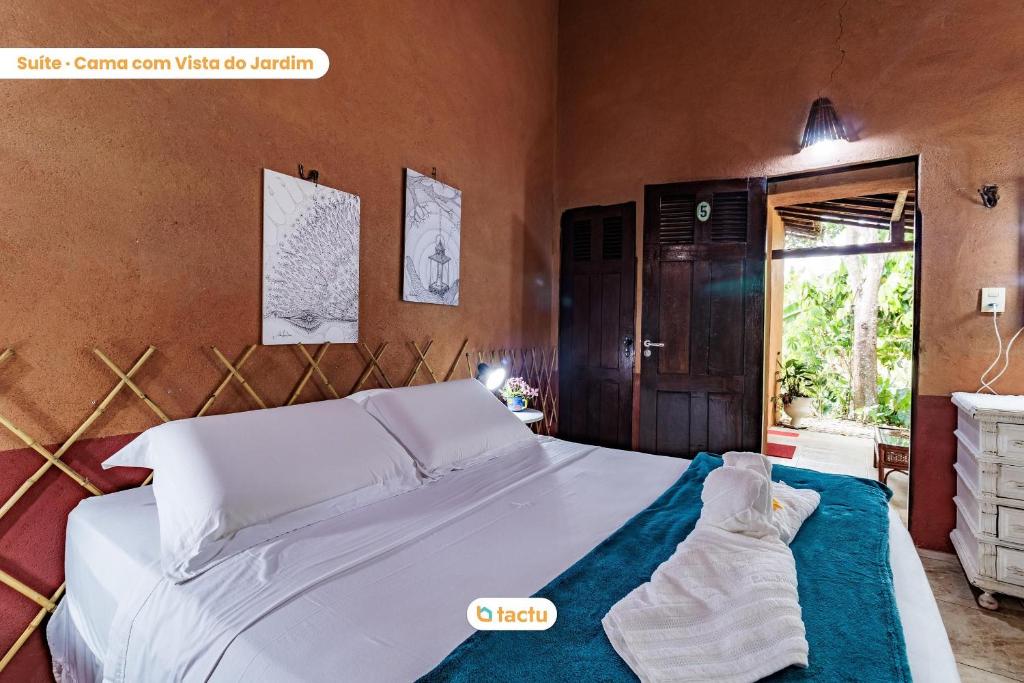 瓜拉米兰加Pousada Le Monte Cristo c/ Café Guaramiranga的卧室配有白色的床和窗户。