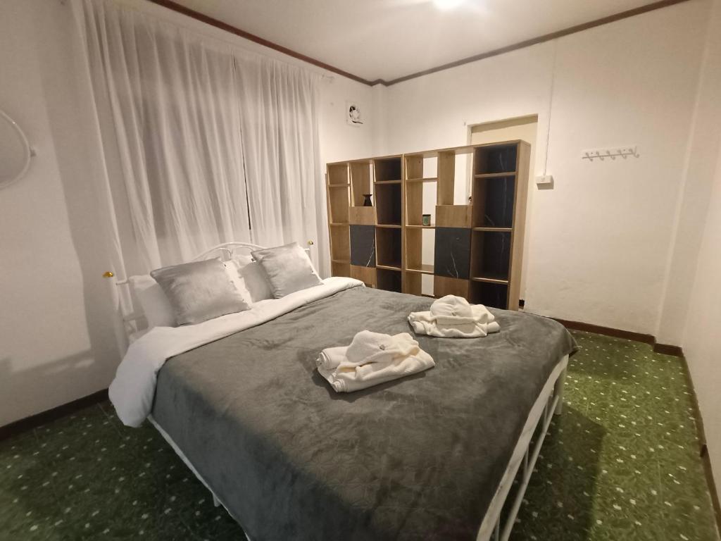 高兰Tiki Bar-KanTiang Guesthouse的一间卧室配有一张大床和毛巾