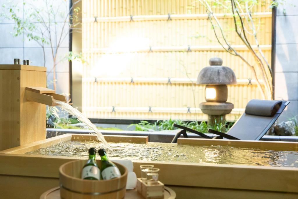 奈良奈良旅館別館 Sweet 螢 源的厨房配有水槽和喷泉