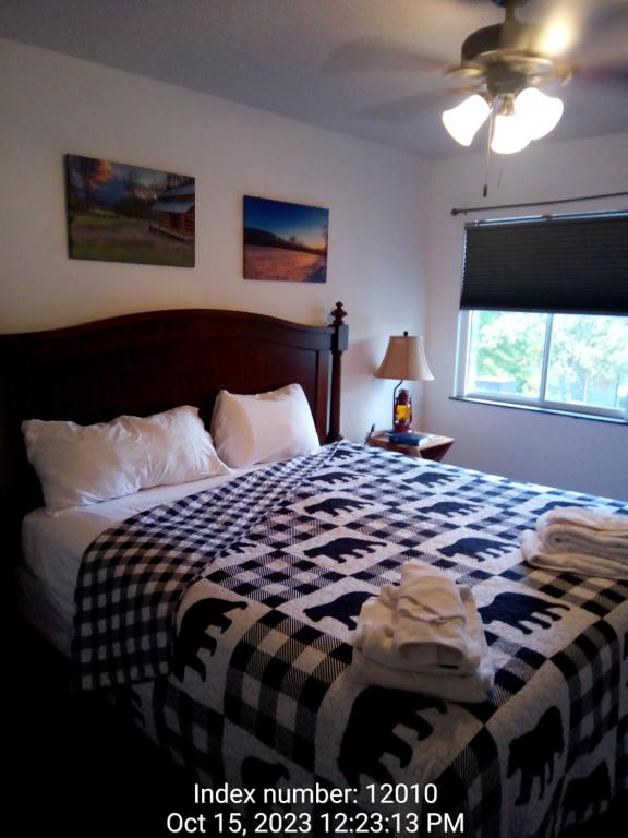 加特林堡Gatlinburg Mountain Condo的一间卧室配有一张带黑白毯子的床