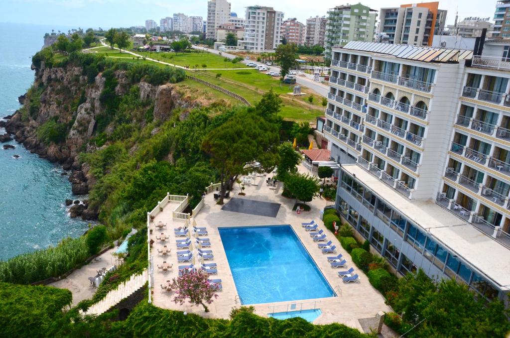 安塔利亚拉拉酒店 的享有酒店空中美景,设有游泳池