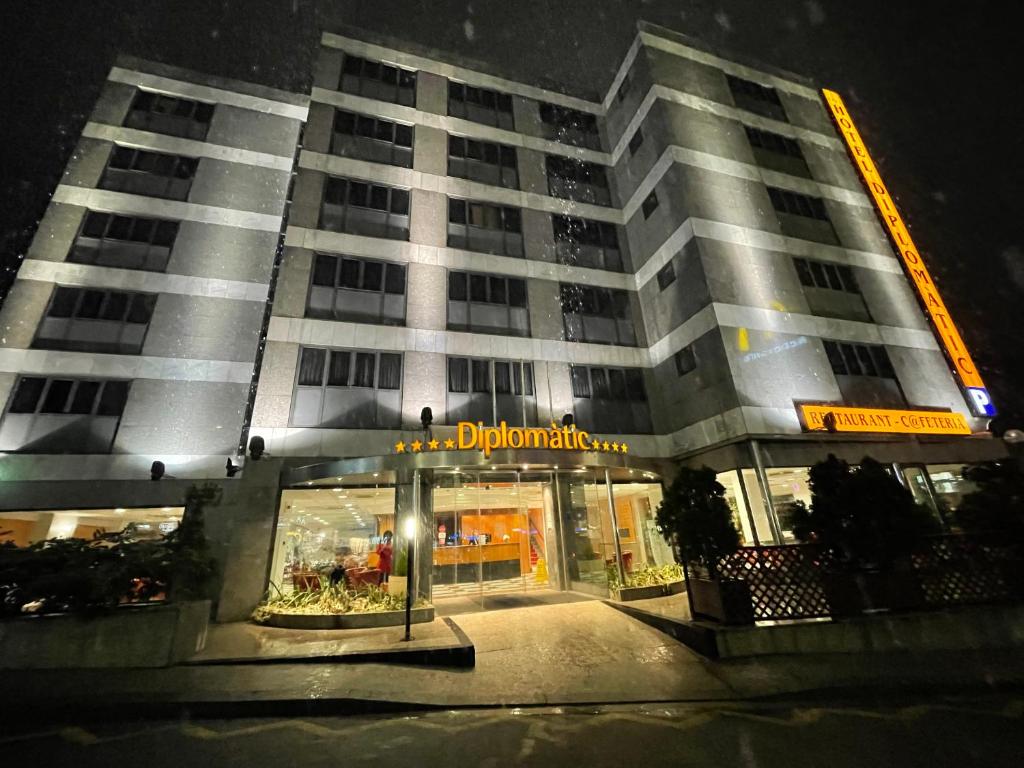 安道尔城泽尼特外交酒店的一座大建筑,在晚上有标志