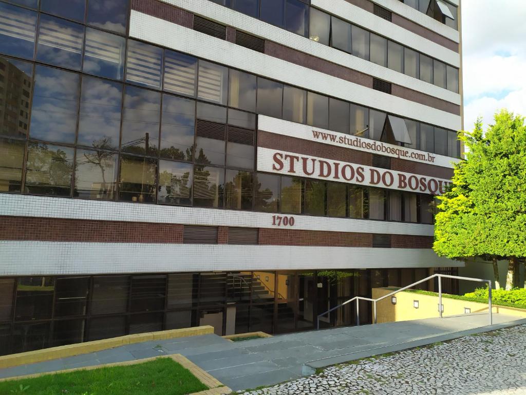 库里提巴Studio do Bosque的一座建筑,上面有读书室的标志