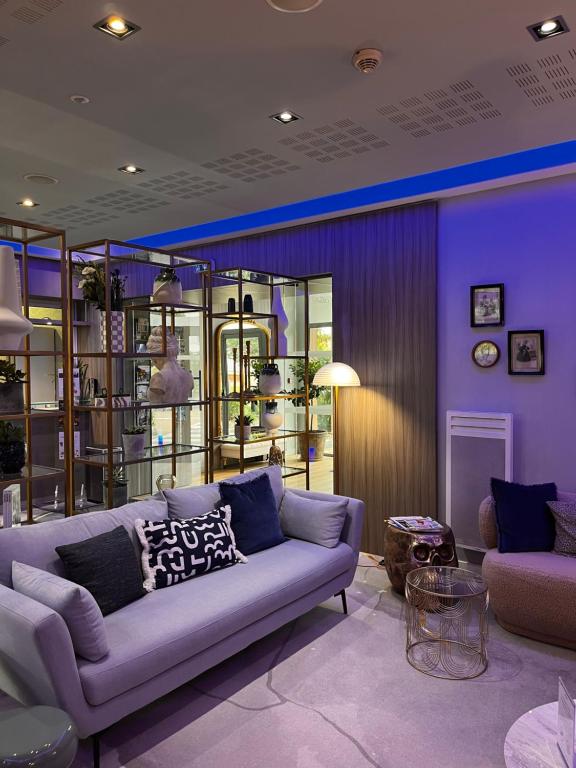 基扬古尔雷斯迪家巴黎奎炎库尔的带沙发和紫色墙壁的客厅