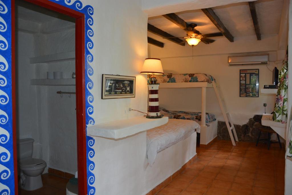 圣卡塔利娜岛OceanFront Bungalows - Paradise Rentals的一间卧室配有双层床和水槽
