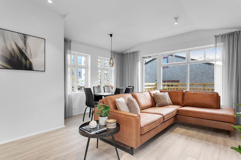 雷克雅未克Capital Luxury Apartments的客厅配有棕色沙发和桌子