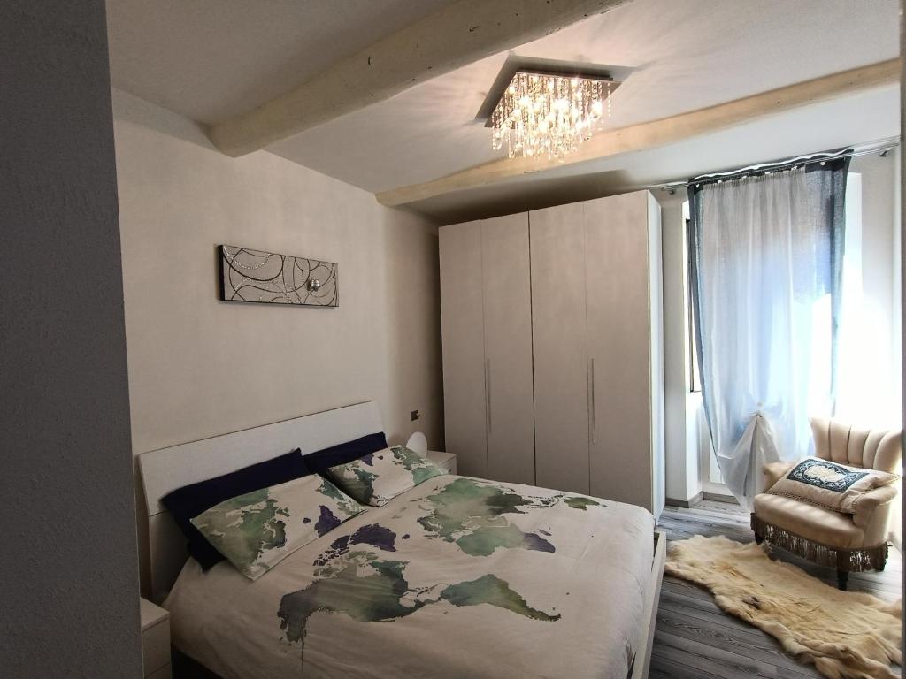 普拉托La Casina Pallacorda的卧室配有床、椅子和窗户。