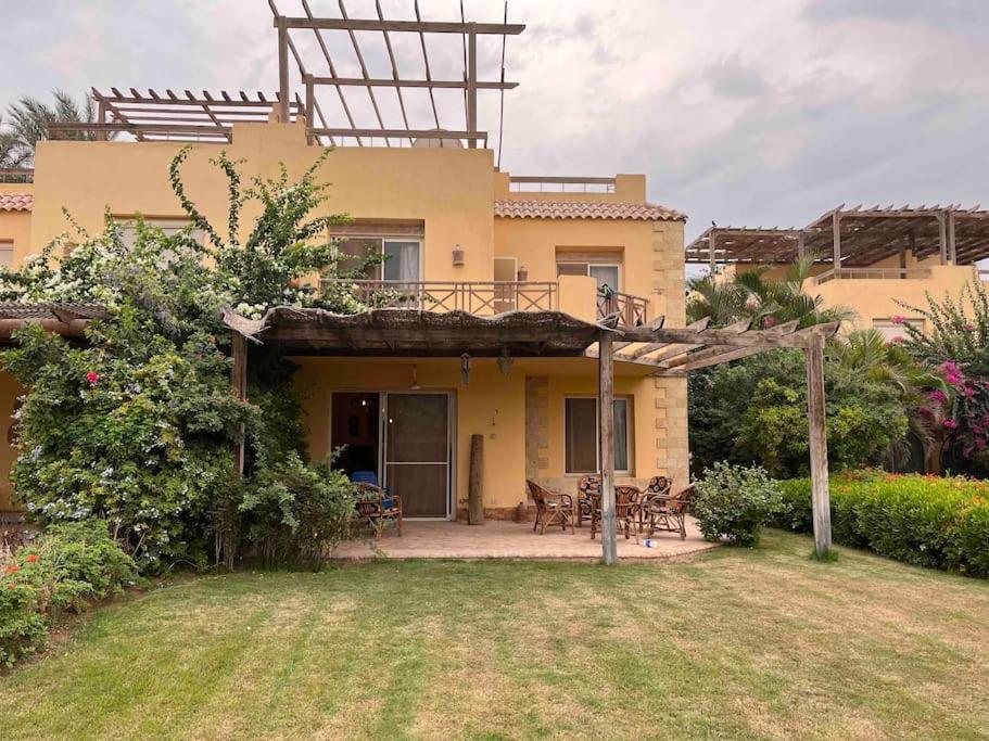 艾因苏赫纳5-BR beachfront Villa on Red Sea - stunning view的院子里有凉棚的房子