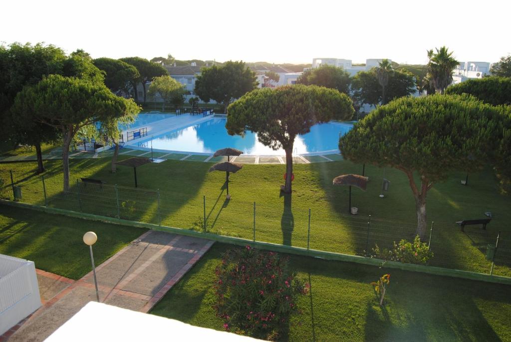 奇克拉纳－德拉弗龙特拉La Almadraba segunda Pista的享有公园和游泳池的景色