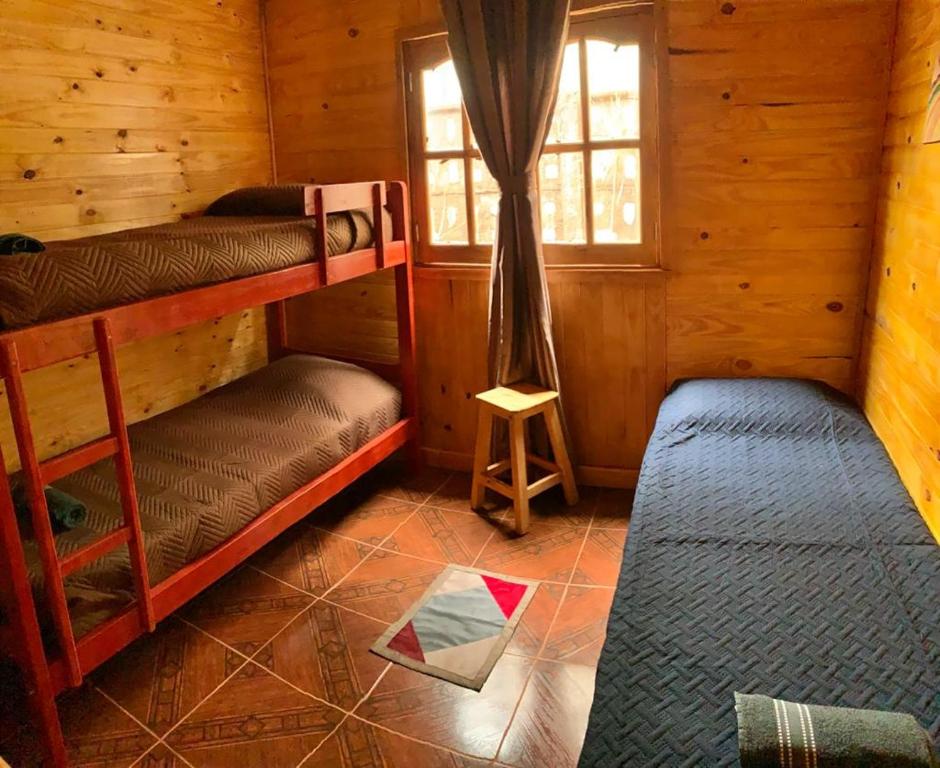 伊瓜苏港Cabaña Joshua的小屋内带两张双层床的客房