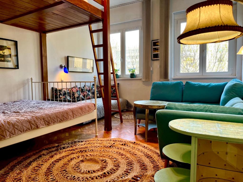 布达佩斯2号舒适艺术公寓的客厅配有床和沙发