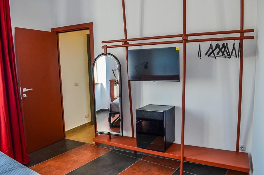埃尔科拉诺Scavi 32的一间房间,配有镜子和电视