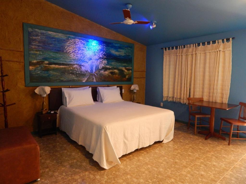 圣米格尔-杜戈斯托苏Pousada Casa de Taipa的一间卧室配有一张壁画床